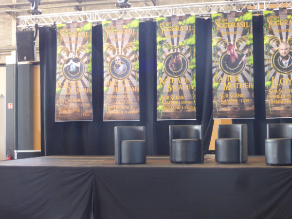 Yggdrasil Indoor - affiches invités sur la scène