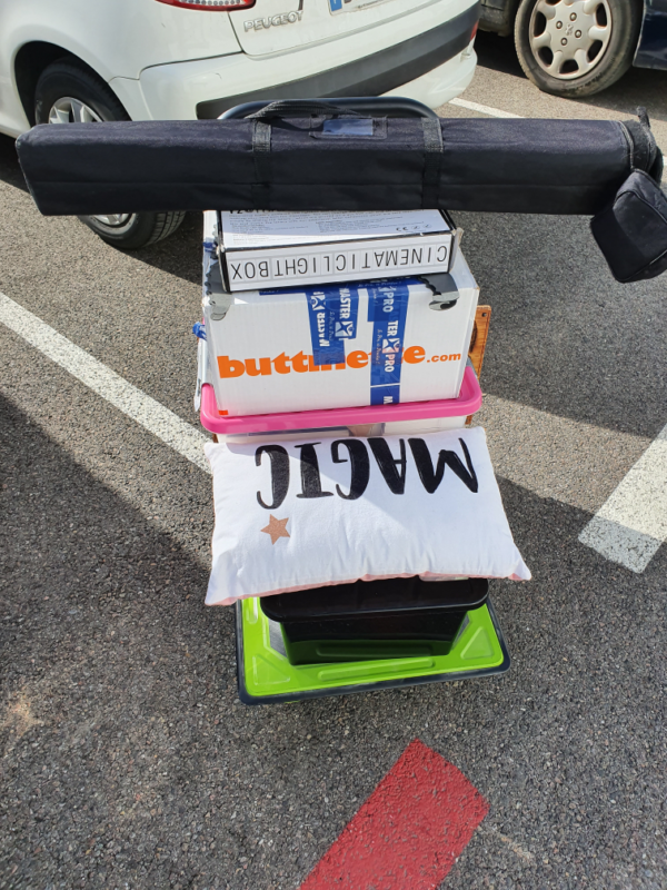 Photo du chariot avec le premier chargement pour monter le stand