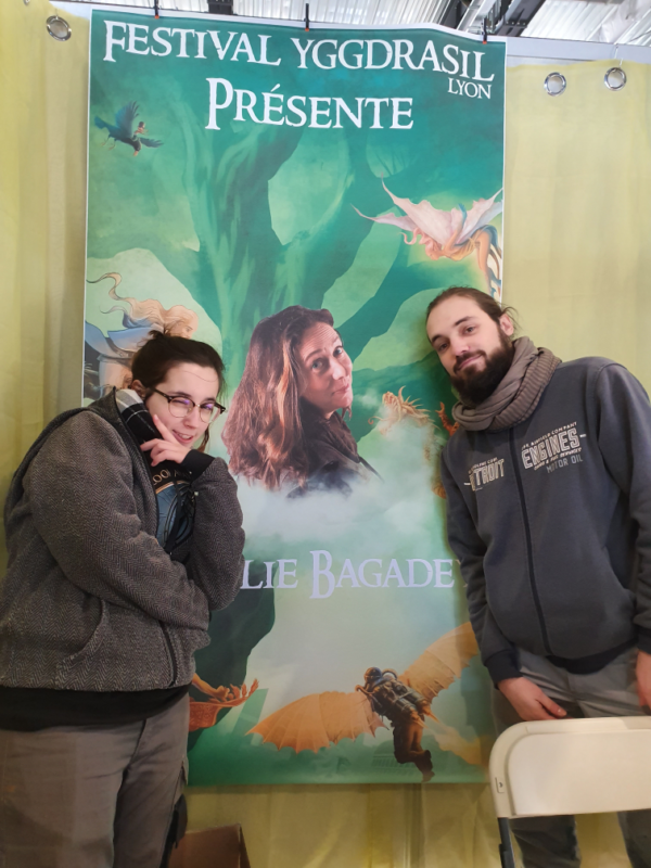 Olivia et un autre bénévole viennent mettre une GIGANTESQUE affiche sur mon stand !