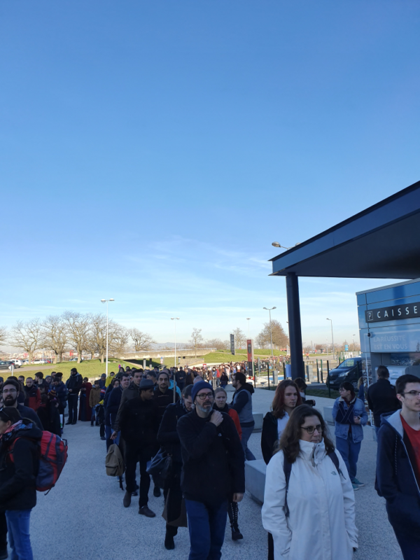 On voit une immense queue, sur plusieurs centaines de mètres
