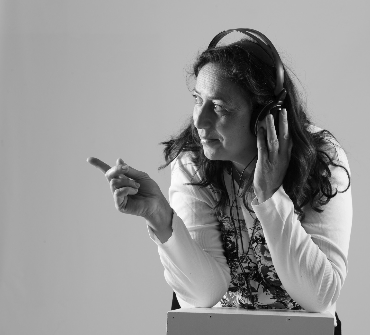 Nathalie Bagadey regard vers la gauche, écouteurs
