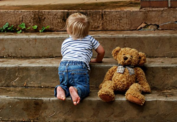 Image représentant un enfant en train de monter des marches