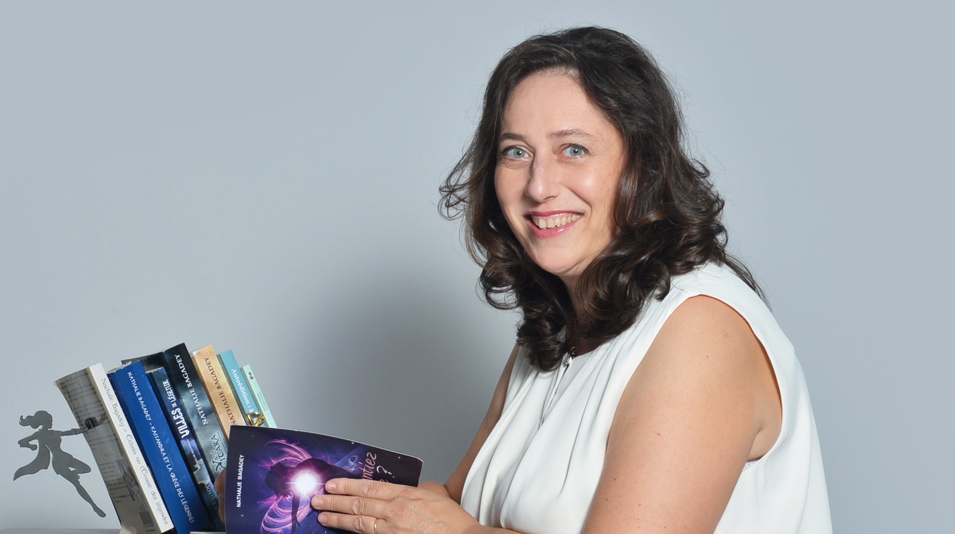 Photo Profil Nathalie Bagadey 2021-1 Nathalie Bagadey avec ses livres 2021
