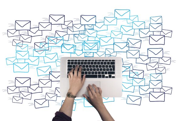 image montrant un ordinateur entouré d'enveloppes