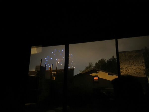 Feu d'artifice dans la nuit