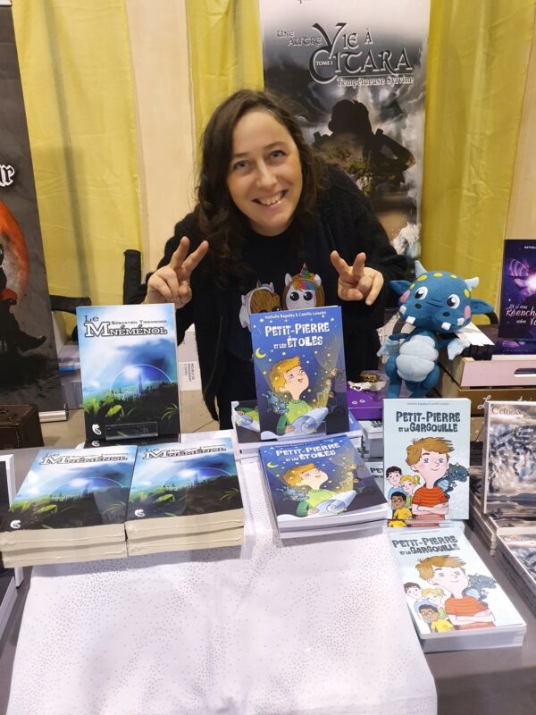 Nathalie Bagadey et ses exemplaires de Petit-Pierre et les étoiles