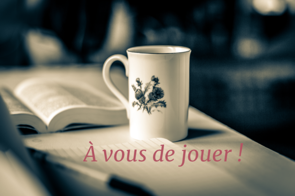 Bandeau représentant mon bureau, avec une tasse de thé et des carnets de note