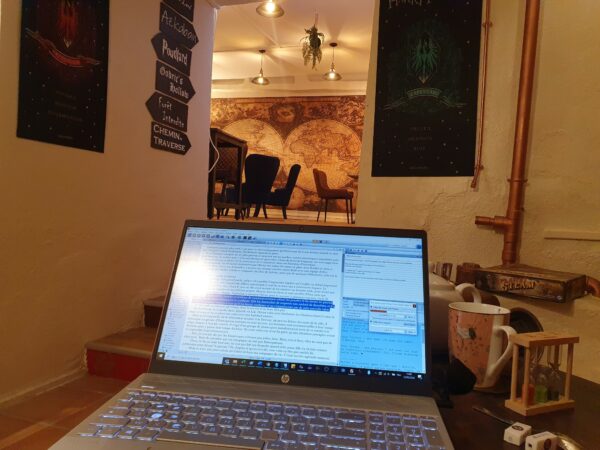 mon ordinateur et la scène en cours d'écriture, la tasse de thé et le décor