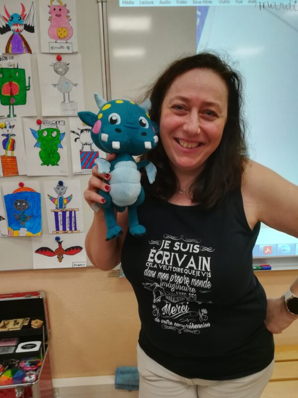 Nathalie présente la peluche Grigri aux élèves