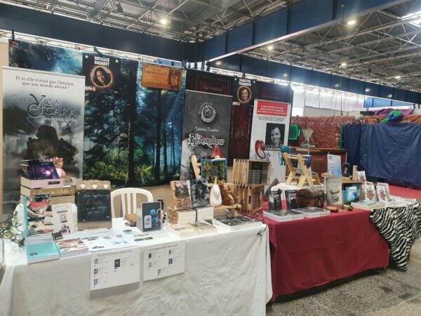 Stand comprenant 3 tables : 1 table pour Sébastien, 1 pour moi et 1 dans l'angle
