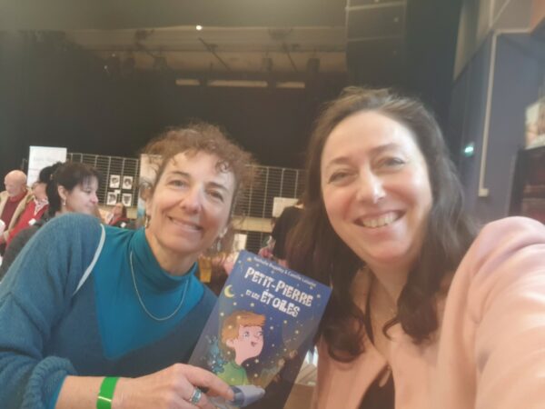 Selfie de Nathalie et d'Aurélie, brandissant son livre