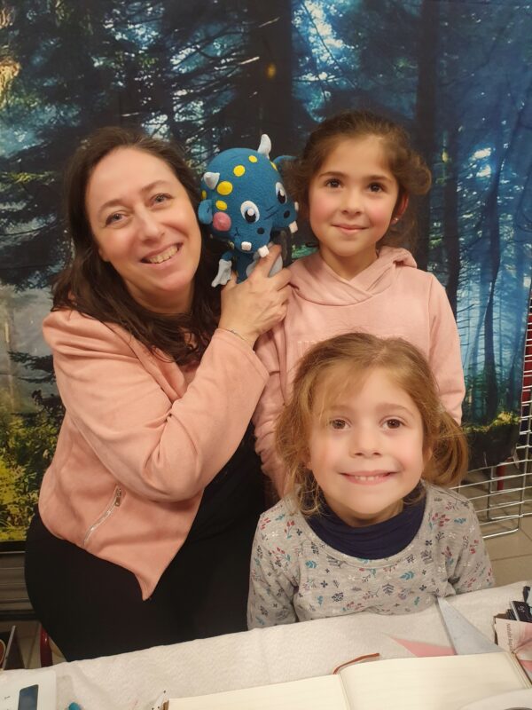 Photo de Nathalie, Romane, sa sœur et Grigri !