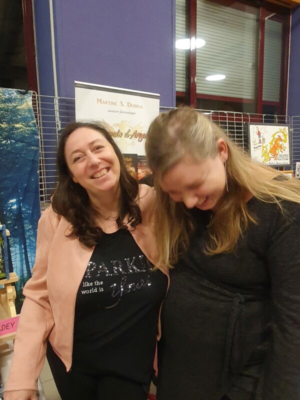 Photo de Nathalie et Marie mortes de rire