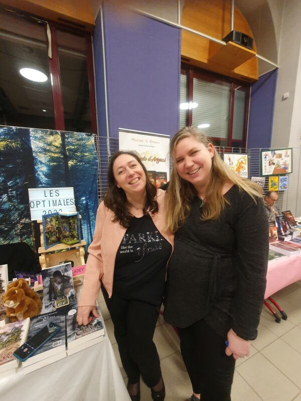 Photo de Nathalie et de Marie devant le stand de Nathalie