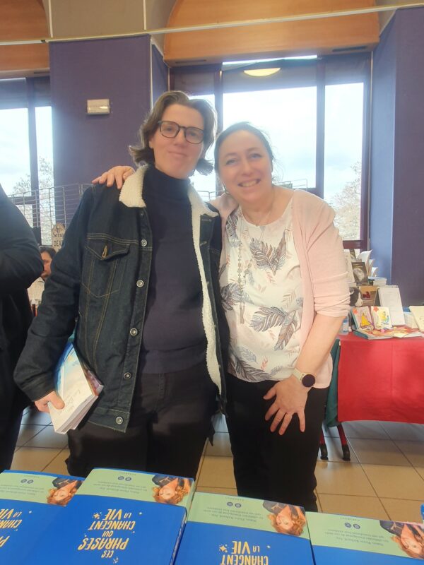 Photo de Nathalie et Aurélie devant le stand de Juliette