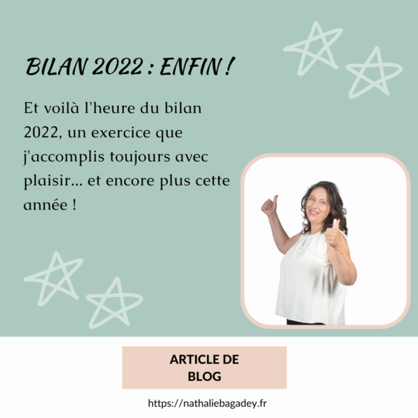 Alt - sur un fond bleu, titre de l'article du blog (Bilan 2022 : enfin) et photo de Nathalie Bagadey pouces levés (encadré en rose)