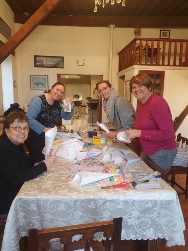 4 femmes autour de la table en train de remplir les pochettes-surprises.