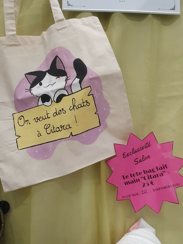 Photo du tote bag "On veut des chats à Citara" et sa pancarte "Exclusivité salon". 