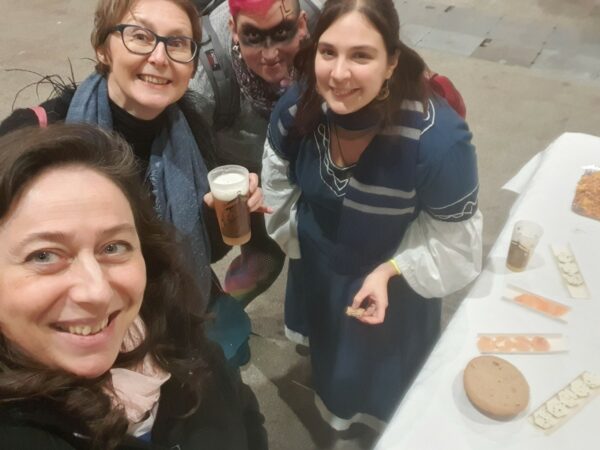 Selfie de Nathalie, Aline, Khalysta et Amélie autour de la table