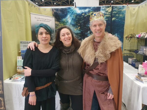 De gauche à droite : Vaël, Nathalie et Sébastien, qui posent devant le stand de Nathalie