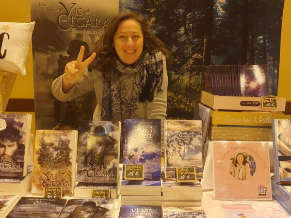 Nathalie sur son stand photo finale lors du montage