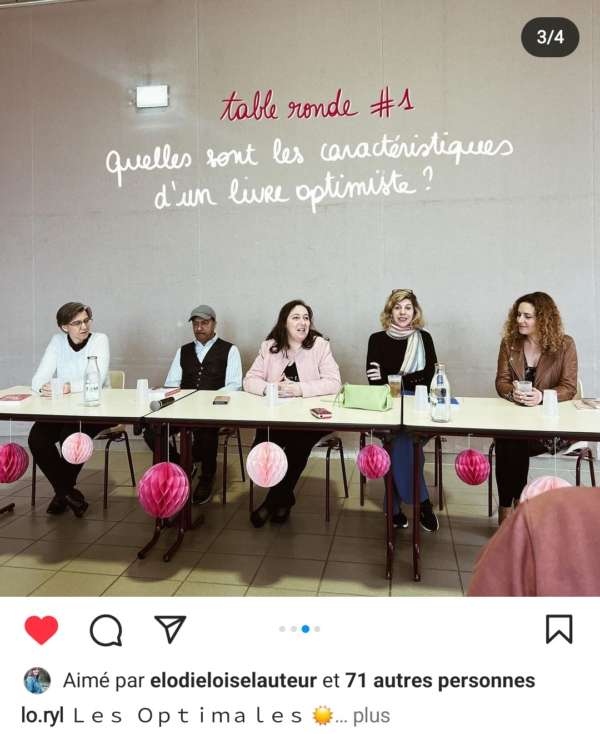 Photo prise et mise en forme par Lo.ryl montrant les 4 invités et Nathalie Bagadey avec le titre de la table ronde "Quelles sont les caractéristiques d'un livre optimiste ?"