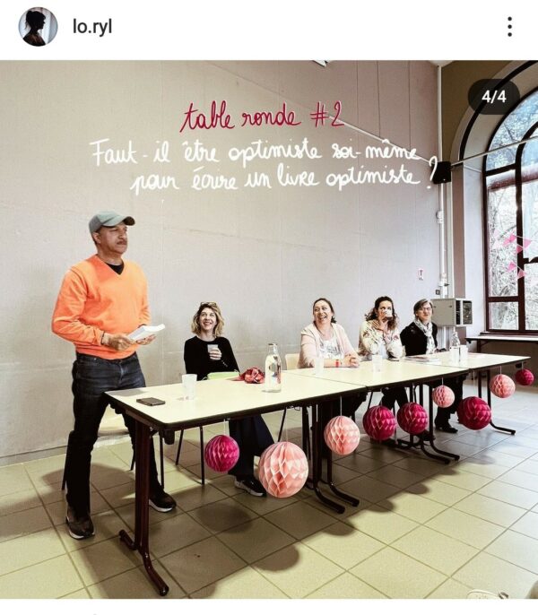 Photo prise et mise en forme par Lo.ryl montrant les 4 invités et Nathalie Bagadey avec le titre de la table ronde "Faut-il être optimiste soi-même pour écrire un livre optimiste ?"