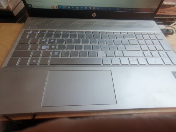 Clavier de l'ordinateur portable où l'on voit que les touches Z, E, S, D et C sont très abîmées.