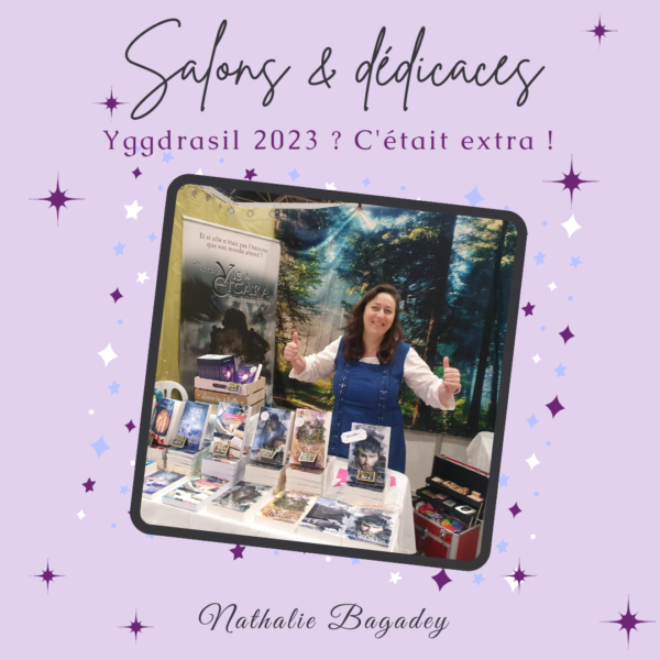 Sur fond violet, texte "Salons et dédicaces - Yggdrasil 2023 ? C'était extra !" avec photo de Nathalie Bagadey sur son stand, pouces levés.