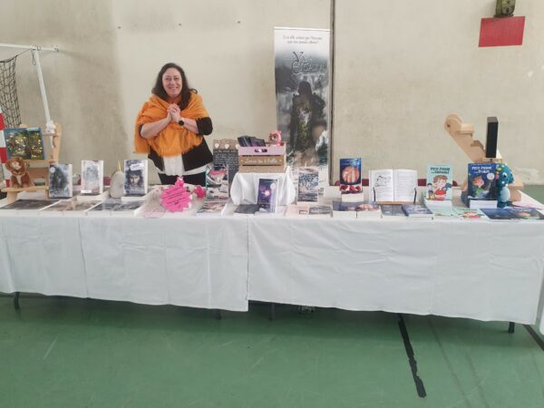 Photo du stand (2 tables d'1,80 m) avec Nathalie Bagadey derrière