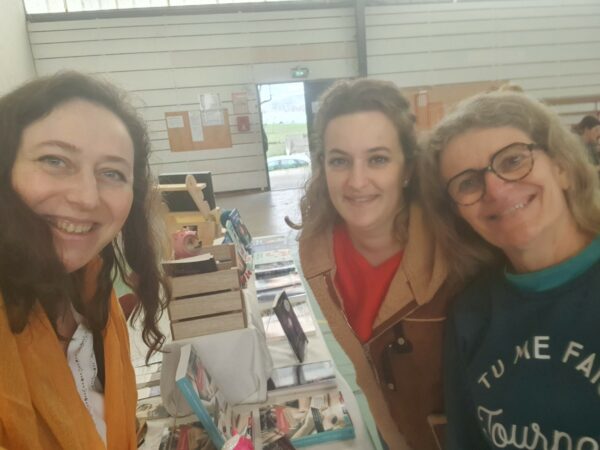 Nathalie Bagadey avec Laurence et Alexia au salon de Beauchastel