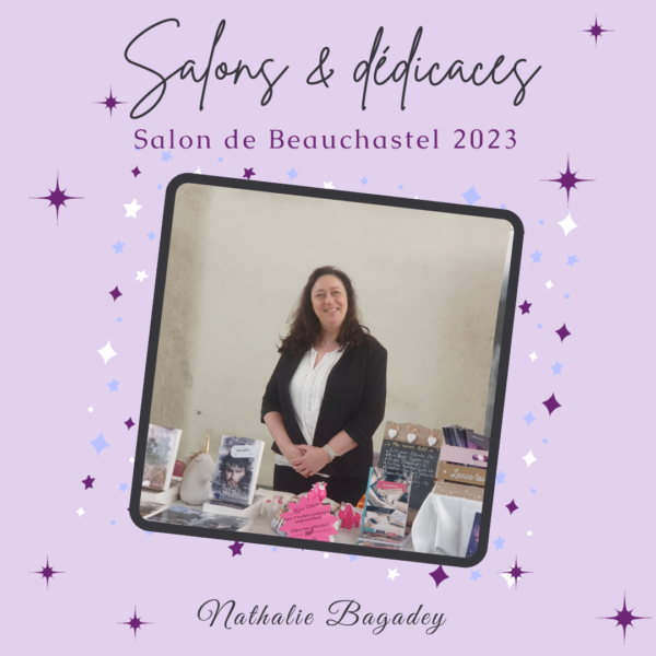 Visuel sur fond violet étoilé annonçant le compte-rendu du salon de Beauchastel 2023 sur le site de Nathalie Bagadey avec la photo de Nathalie sur son stand