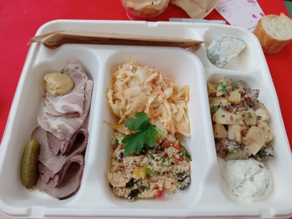 Le plateau repas offert aux auteurs par les organisateurs du salon de Beauchastel, toujours bon.