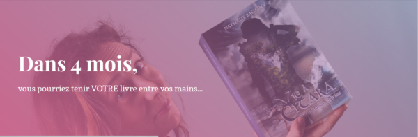 Capture d'écran de la première image sur la page de vente, représentant Nathalie Bagadey tenant son 5 ème livre publié, avec un filtre rose et la mention "Dans 4 mois, vous pourriez tenir VOTRE livre entre vos mains..."
