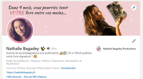 Capture d'écran du profil de Nathalie Bagadey sur LinkedIn : sur fond rose, la mention "Dans 4 mois, vous pourriez tenir votre livre entre vos mains", avec une photo de l'autrice tenant son livre, le nombre d'abonnés (supérieur à 1 k) et la mention "Autrice et accompagnatrice à la publication"