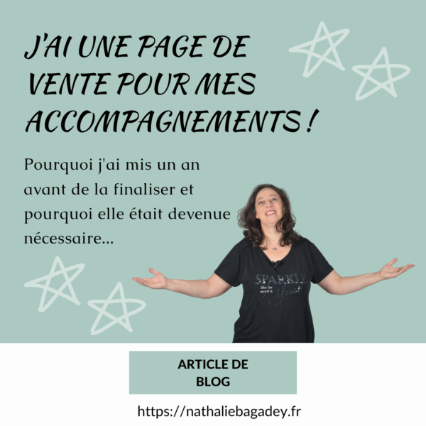 Sur fond bleu étoilé, on peut lire le titre "J'ai une page de vente pour mes accompagnements" suivi du sous-titre "Pourquoi j'ai mis un an avant de la finaliser et pourquoi elle était devenue nécessaire...". Photo de Nathalie Bagadey les bras écartés et mention "Article de blog" en dessous.
