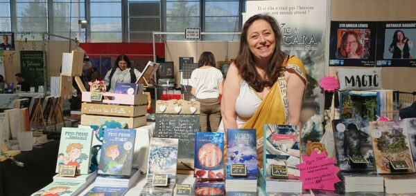 Nathalie Bagadey derrière son stand, en costume grec le 1er jour