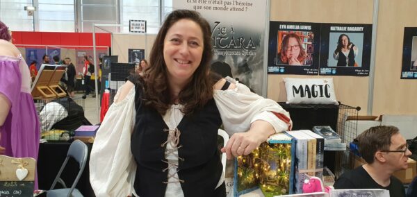 Nathalie Bagadey en costume de tavernière médiévale, sur son stand