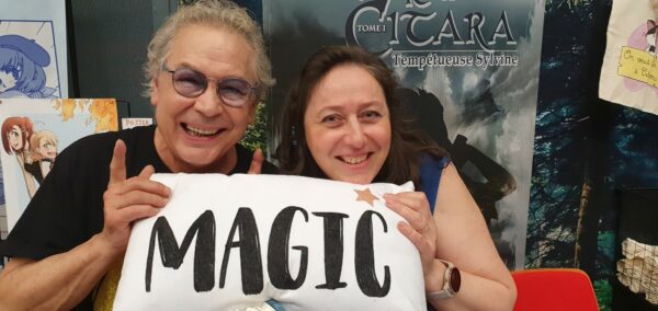 Nathalie Bagadey et Bernard Minet au-dessus du coussin "Magic" qui figure sur le stand de Nathalie