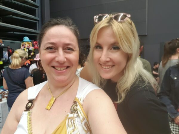 Nathalie en tenue grecque avec Dina