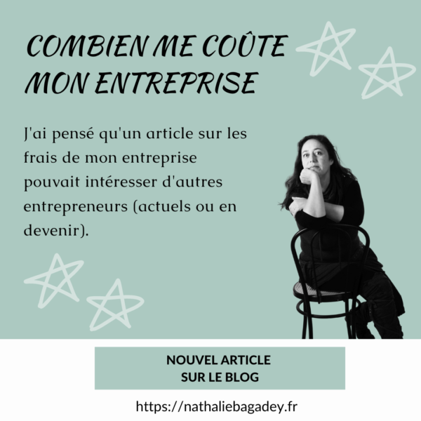 Sur fond bleu étoilé, le titre de l'article et la mention "J'ai pensé qu'un article sur les frais de mon entreprise pouvait intéresser d'autres entrepreneurs (actuels ou en devenir)." Photo de Nathalie Bagadey le menton sur la main, assise sur une chaise.