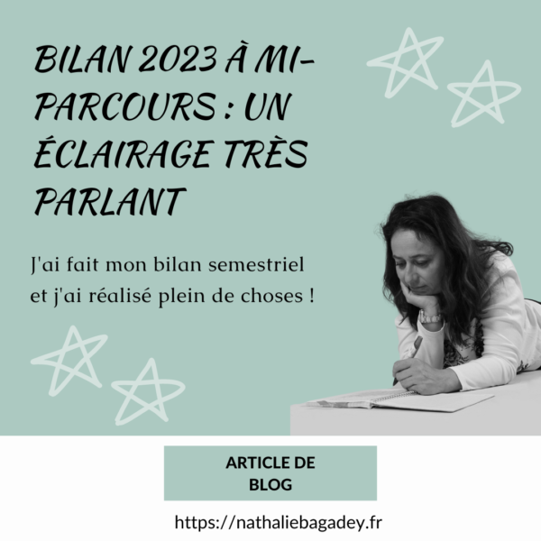 Sur fond bleu étoilé, le titre de l'article, avec une photo de Nathalie Bagadey en train de rédiger un texte et la mention en dessous "Article de blog"