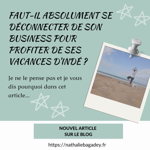 Sur fond bleu étoilé, titre de l'article de blog "Faut-il absolument se déconnecter de son business pour profiter de ses vacances d'indé ?" et la phrase "Je ne le pense pas et je vous dis pourquoi dans l'article" avec photo de Nathalie Bagadey en train de faire du yoga sur la page