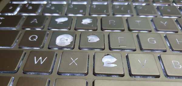 Clavier d'ordinateur avant réparation : touches S, D, Z, E et C complètement détruites