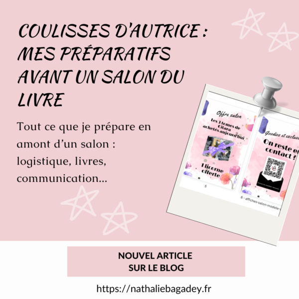 Sur fond rose, avec polaroïd montrant une partie des nouvelles affichettes, présentation d'un nouvel article de blog, dont le titre est Coulisses d'autrice : mes préparatifs avant un salon du livre