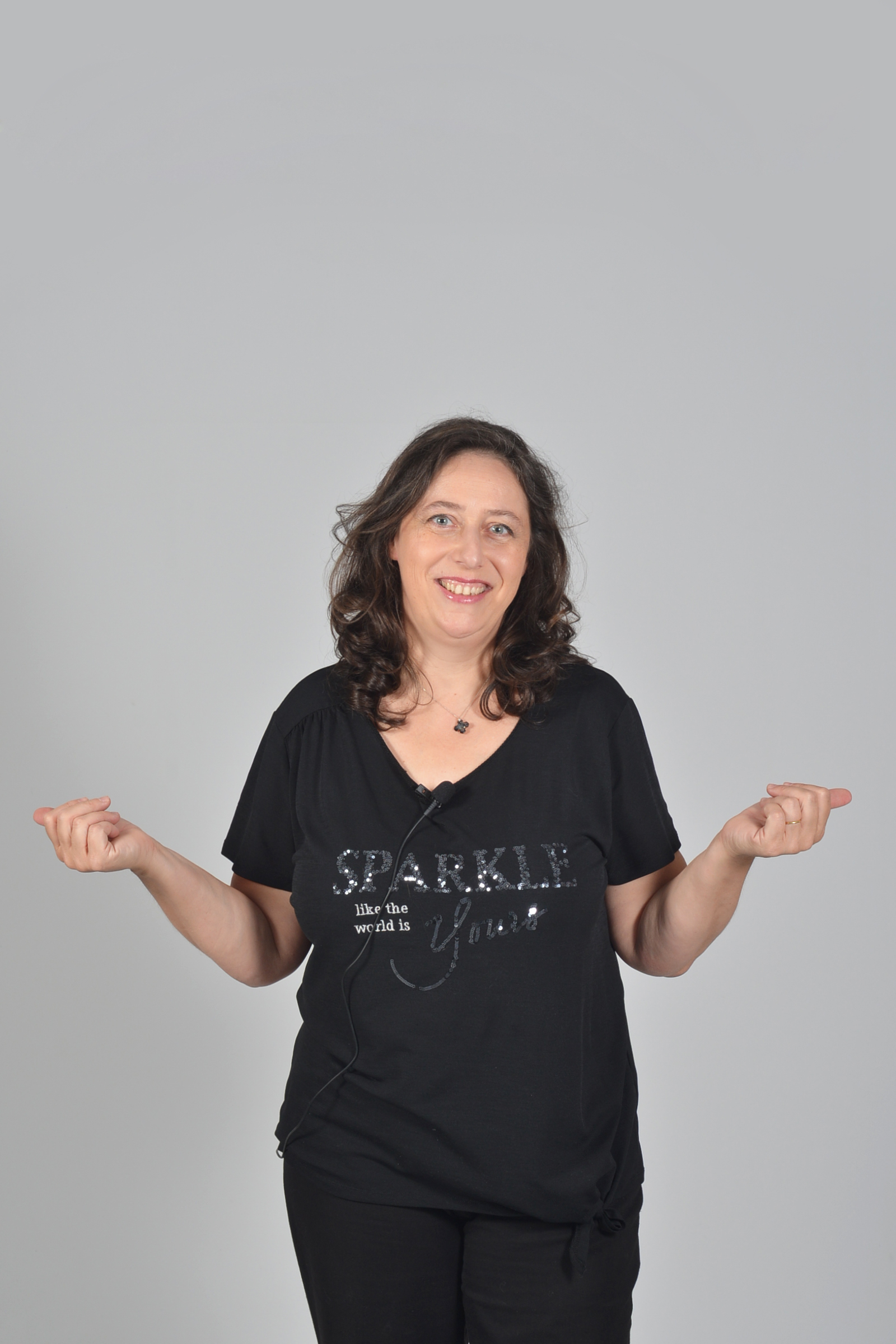 Nathalie Bagadey portant un tshirt "Sparkle till the world is yours" et souriant de face