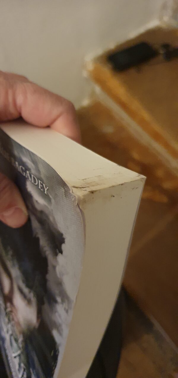 Photo d'un livre qui était près d'un bord de carton d'emballage détrempé