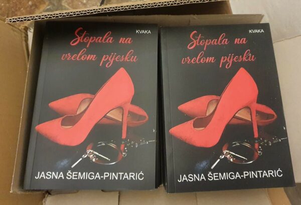 Carton de livres polonais avec en couverture des talons aiguille rouges et une paire de menottes