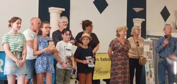 Privas - Les jeunes lauréats avec leur livre dans les mains