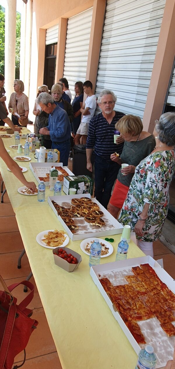 Privas - Photo de la grande tablée avec pizzas et quiches... et auteurs en train de boire !